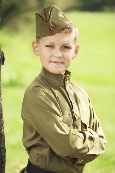Niño en uniforme militar del ejército soviético — Foto de Stock