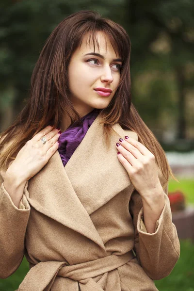 Портрет молодой красивой женщины в бежевом пальто — стоковое фото