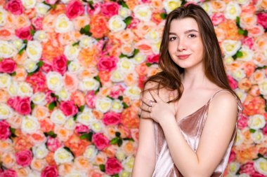 güzel, genç, esmer bir kadın portresi portre