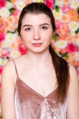 güzel, genç, esmer bir kadın portresi portre