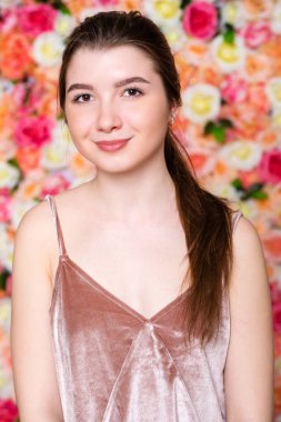 güzel, genç, esmer bir kadın portresi portre