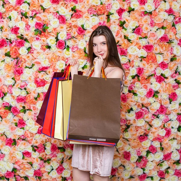 Shopping Brunette Woman. Closeup portrait of a beautiful young g — Stock Photo, Image