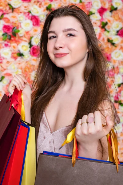 Shopping Brunette Woman. Closeup portrait of a beautiful young g — Stock Photo, Image