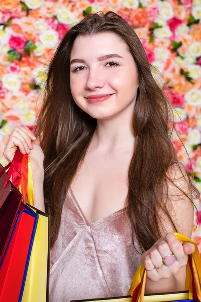 Shopping Brunette Woman. Closeup portrait of a beautiful young g — Stock Photo, Image