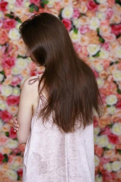Kadın uzun esmer saçlar, arka görüş — Stok fotoğraf