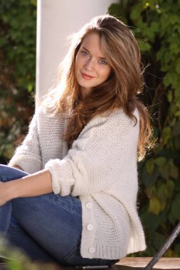 Genç ve güzel bir kadının portresi 