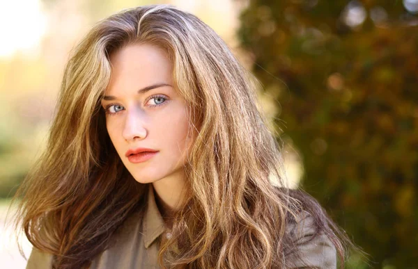 Portrait of a young beautiful woman — Stock Photo, Image