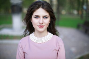 Genç, güzel, Ermeni bir kadın portresi