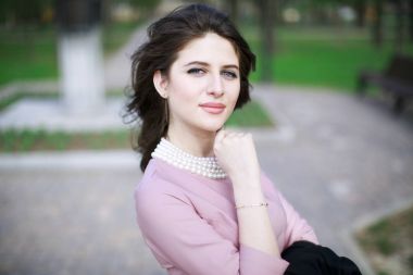 Genç, güzel, Ermeni bir kadın portresi