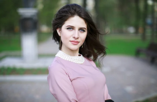 Retrato de uma jovem bela mulher armênia — Fotografia de Stock