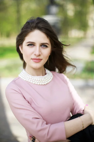 Egy fiatal gyönyörű örmény nő portréja — Stock Fotó