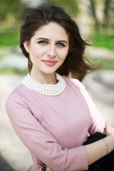 Ritratto di una giovane bella donna armena — Foto Stock
