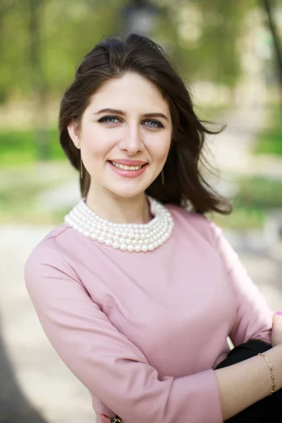 Retrato de una joven mujer armenia hermosa —  Fotos de Stock