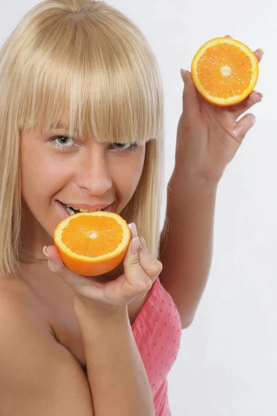 性格开朗的女人微笑时按住橘子 — 图库照片
