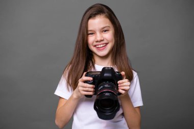 Bir fotoğraf makinesi tutan şirin esmer kız