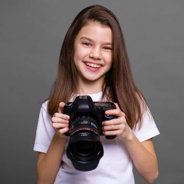 Bir fotoğraf makinesi tutan şirin esmer kız