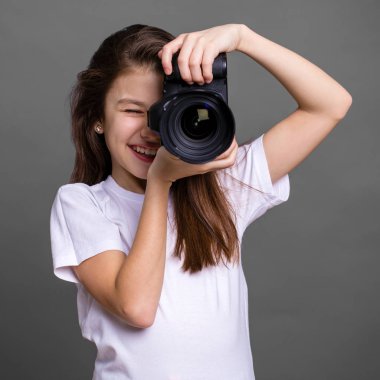 Bir fotoğraf makinesi tutan şirin esmer kız