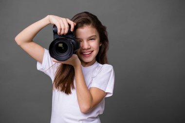 Bir fotoğraf makinesi tutan şirin esmer kız