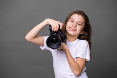 Bir fotoğraf makinesi tutan şirin esmer kız