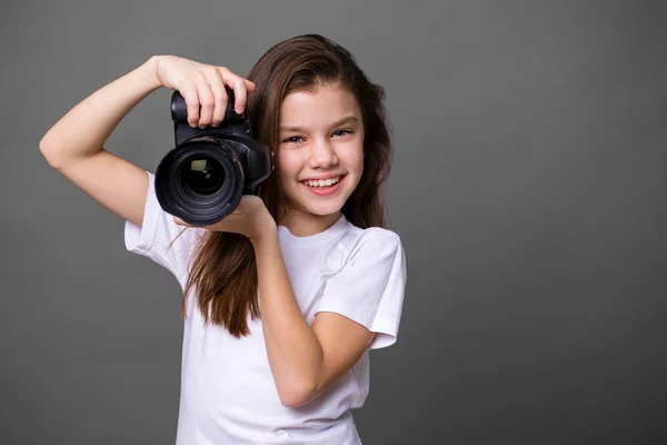 Menina morena bonito segurando uma câmera de fotos — Fotografia de Stock