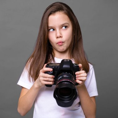 Bir fotoğraf makinesi tutan şirin esmer kız