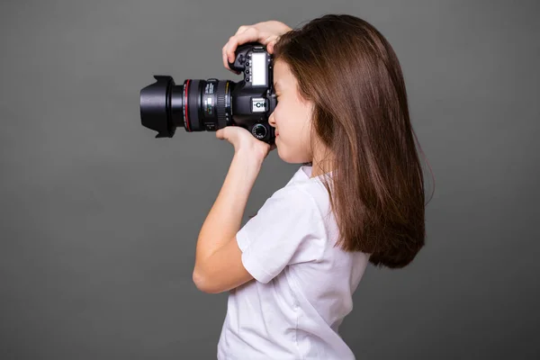 Menina morena bonito segurando uma câmera de fotos — Fotografia de Stock