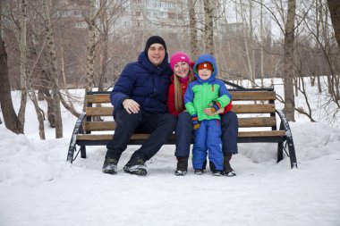 Genç aile vakit Kışın açık 