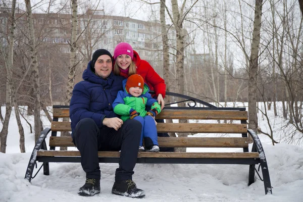Молодая семья проводит время на свежем воздухе зимой — стоковое фото