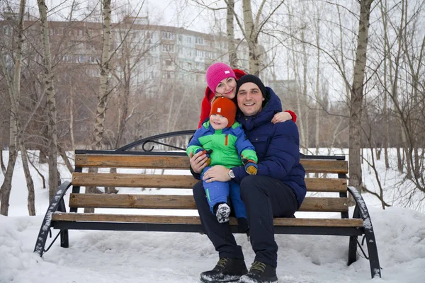Fiatal család kiadási időt szabadtéri, télen — Stock Fotó