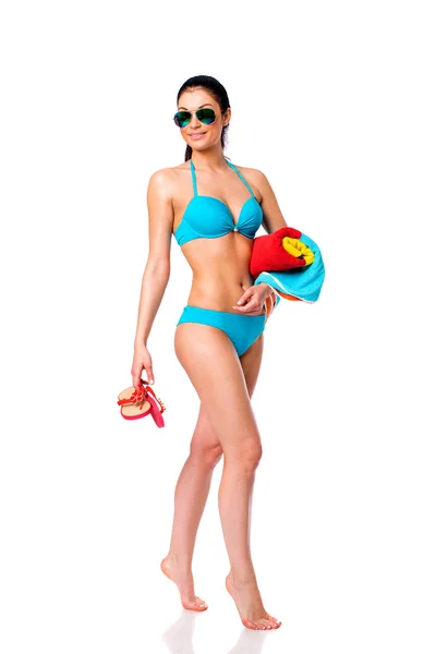ターコイズ ブルー水着でビーチ タオルで美しいブルネットの女性 — ストック写真