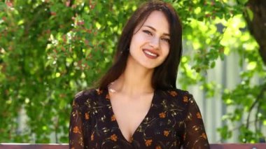 Çiçek açması Lale. Güzel genç kadın ile kırmızı lale, açık havada bahar