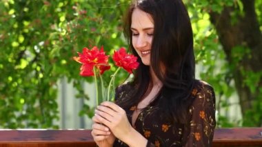 Çiçek açması Lale. Mutlu güzel esmer kadınla kırmızı lale, açık havada bahar