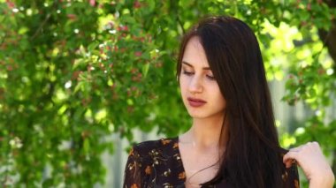Çiçek açması Lale. Kırmızı lale, güzel esmer kadınla açık havada bahar