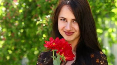 Çiçek açması Lale. Kırmızı lale, güzel genç esmer kadınla açık havada bahar