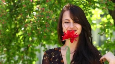 Çiçek açması Lale. Güzel bir kadınla kırmızı lale, açık havada bahar