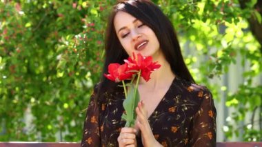 Çiçek açması Lale. Kırmızı lale, genç esmer kızla mutlu açık havada bahar