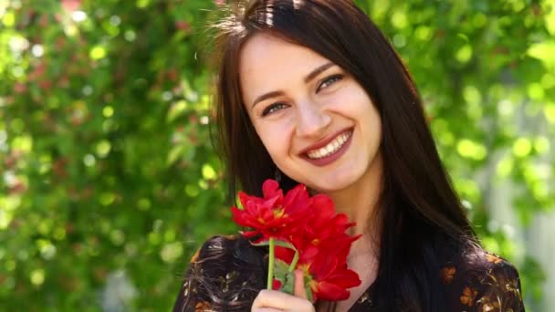 Tulipanes florecientes. Mujer feliz con tulipanes rojos, primavera al aire libre — Vídeos de Stock