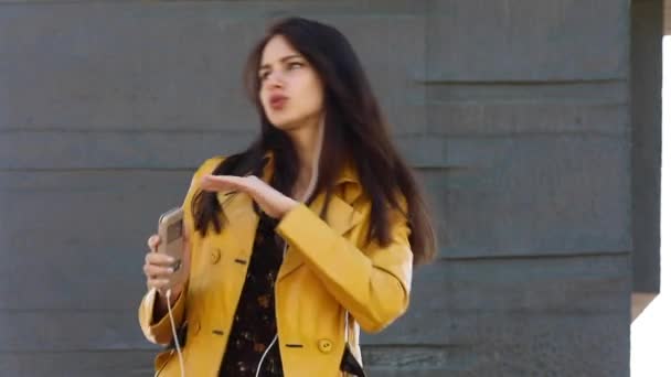 La musique est toujours avec moi. Jeune belle femme brune écoutant une chanson au parc du printemps — Video