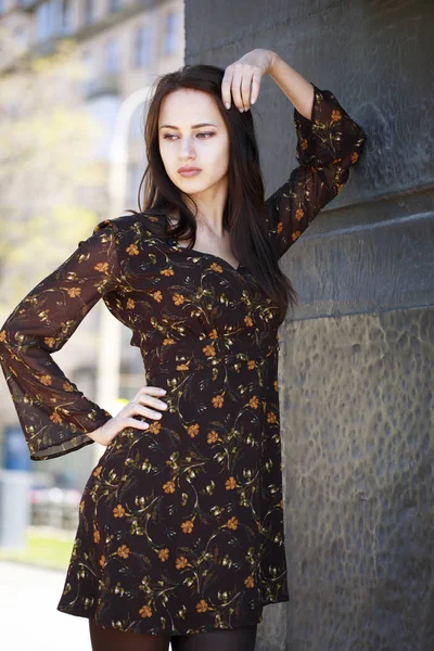 Vacker brunett kvinna i sexig brun klänning — Stockfoto