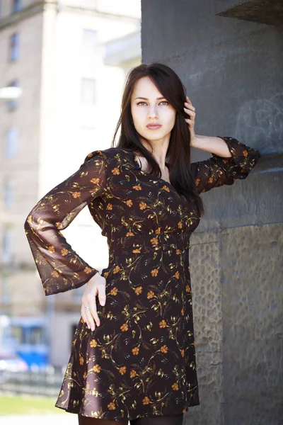 Красивая брюнетка в сексуальном коричневом платье — стоковое фото
