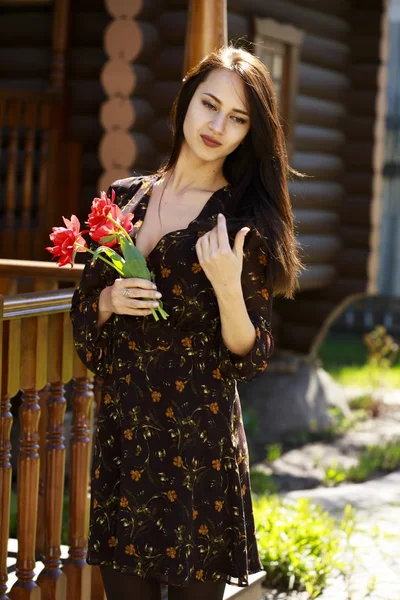 Ayakta ve kahverengi yazlık elbise poz mutlu esmer kadın — Stok fotoğraf