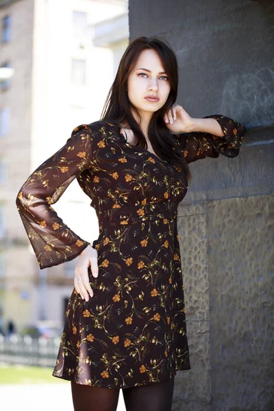 Mooie brunette vrouw in sexy bruine jurk — Stockfoto