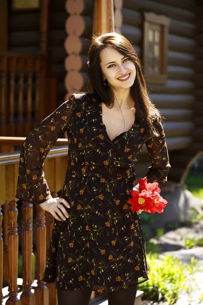 Ayakta ve kahverengi yazlık elbise poz mutlu esmer kadın — Stok fotoğraf