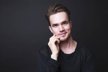 Genç bir adamın stüdyo portresi