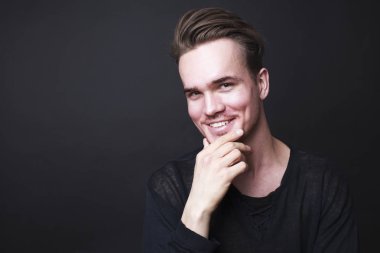 Genç bir adamın stüdyo portresi