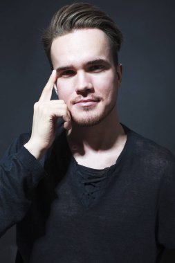 Genç bir adamın stüdyo portresi