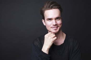 Genç bir adamın stüdyo portresi