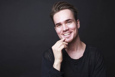 Genç bir adamın stüdyo portresi