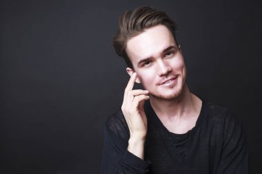 Genç bir adamın stüdyo portresi