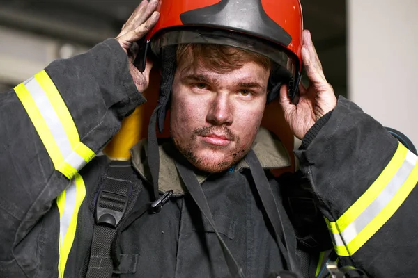 Retrato de un joven bombero en el fondo de un camión de bomberos —  Fotos de Stock